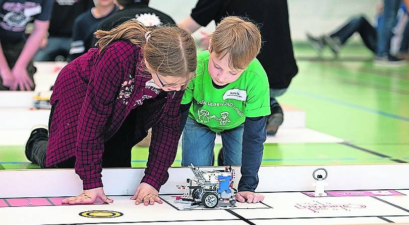  Zwei Gillbach-Schüler im Einsatz mit dem selbst programmierten Roboter.   