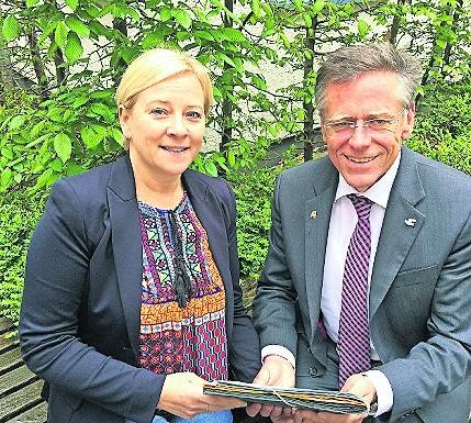  Troles und Petrauschke freuen sich über Wohnungsbauförderung des Landes, die heuer den Kreis erreicht. 