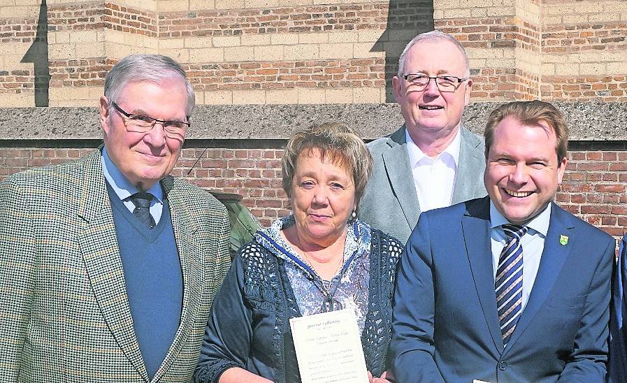  Peter Emunds (links) und Walter Giesen (hinten) kennen sich mit Herausgabe von Publikationen bestens aus.   