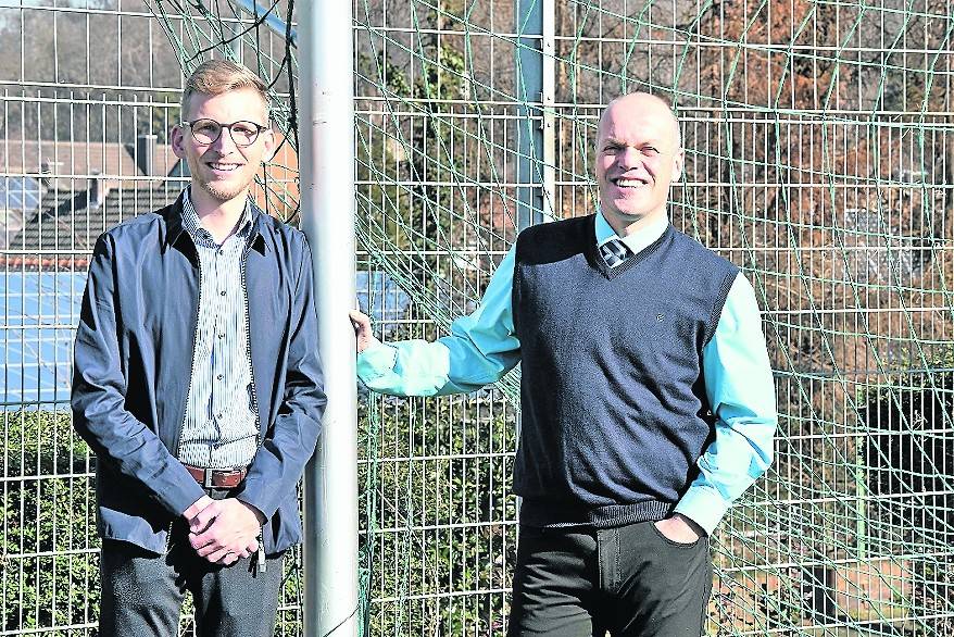  Daniel Rinkert (SG Frimmersdorf/Neurath) und Bürgermeister Klaus Krützen am Sportplatz Neurath.   