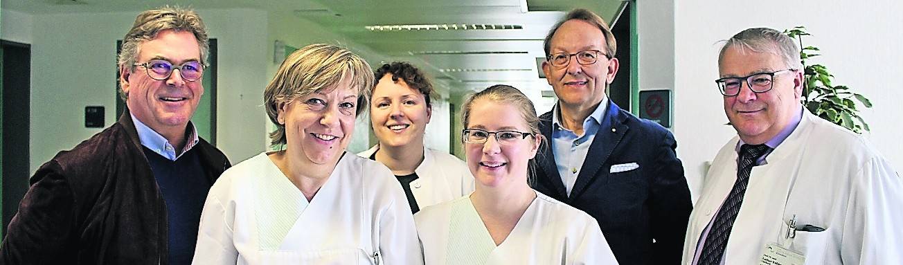  Professor Dr. Lothar Köhler (Chefarzt der Klinik für Chirurgie und Ärztlicher Direktor des Kreis-Krankenhauses „St. Elisabeth“) Karl-Heinz Empel (Präsident des Lions-Clubs), Palliativpflegerin Dominique Vogt, Ärztin Ines Zander, Stationsleitung Dorothea Lambert und Peter Baumbach vom „Lions-Club“.   