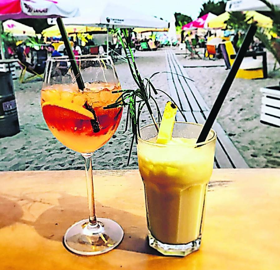  Cocktails und mehr locken ab Ostersamstag wieder an den Stadtstrand. Wie wird der „Summer 19“? Timo Gössing mit dem Bürgermeister beim Neujahrsempfang der Stadt. 
