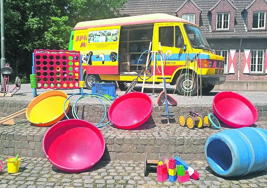  Der Bufdi bringt das Spielmobil vor Ort in Stellung, dann übernehmen die Kids die Regie ...   