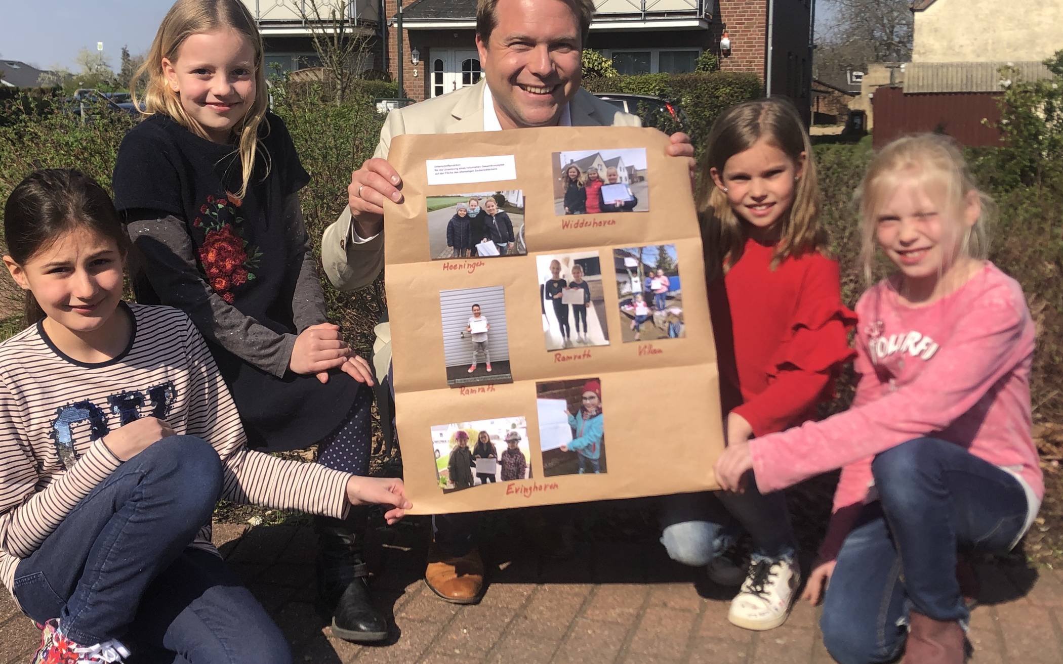  Kinder an die Macht: Mia, Mascha, Paula und Johanna planen gemeinsam mit dem Bürgermeister die Neugestaltung.  