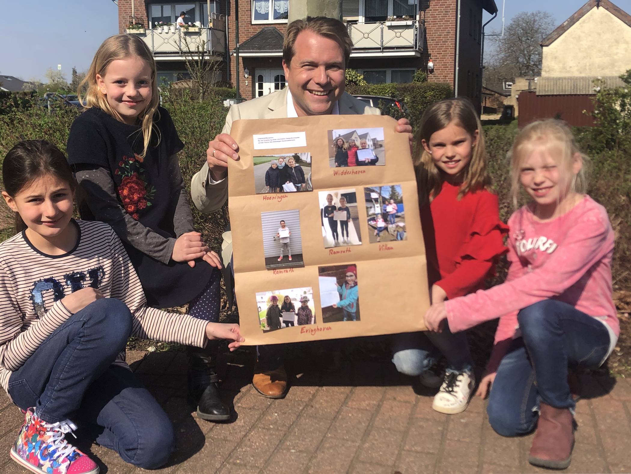  Kinder an die Macht: Mia, Mascha, Paula und Johanna planen gemeinsam mit dem Bürgermeister die Neugestaltung.  