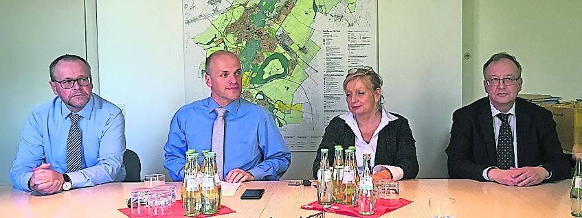  Claus Ropertz, Klaus Krützen, Birgit Schikora und Michael Heesch erläuterten das Vorgehen des Jugendamtes.Jugendamtsleiterin Birgit Schikora. Polizeisprecherin Daniela Dässel. 