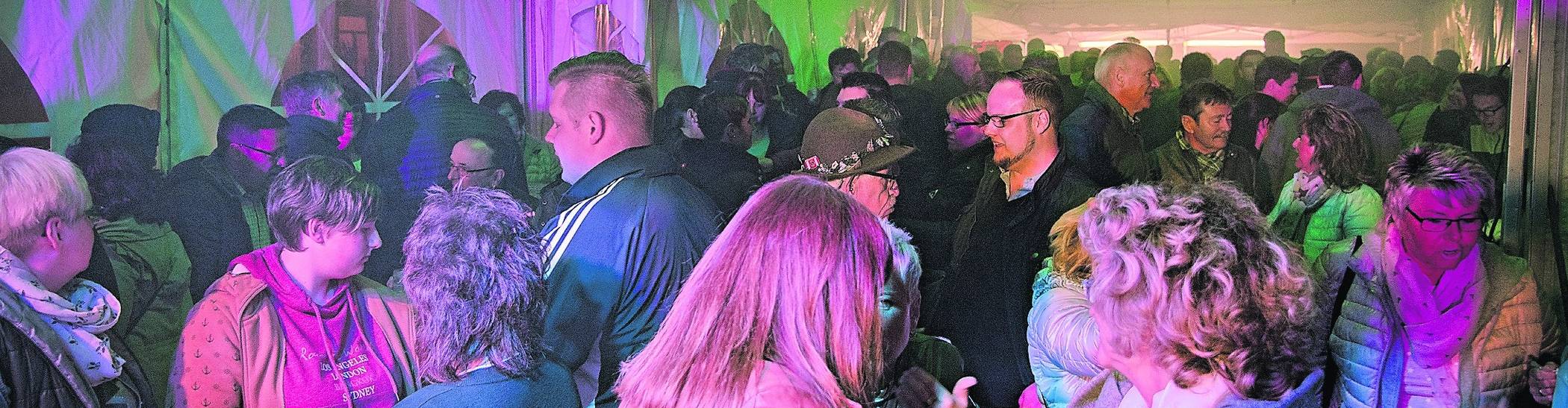  Wer bei der „Mai-Feierei“ in Gustorf Mitte macht, erlebt nicht nur eine tolle Party und trifft nebenbei den ganzen Ort, er tut auch was Gutes. Denn der gesamte Erlös wird in den Stadtteil investiert.Der Aufbau muss natürlich schon rühzeitig beginnen. Dsfür wird die Schellestraße zeitweise gesperrt.  