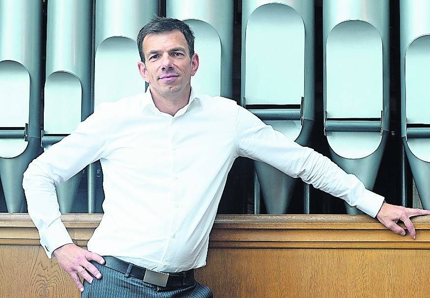  Ansgar Wallenhorst eröffnet die Konzertreihe an der neuen Hülchrather Orgel.  
