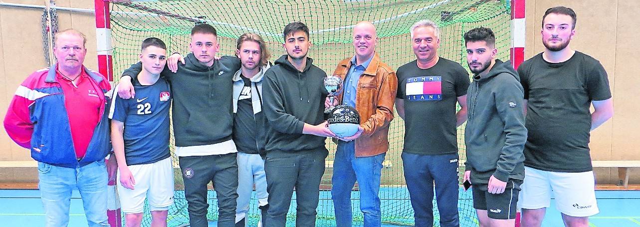  Bürgermeister Klaus Krützen überreichte der Siegermannschaft den Pokal.  