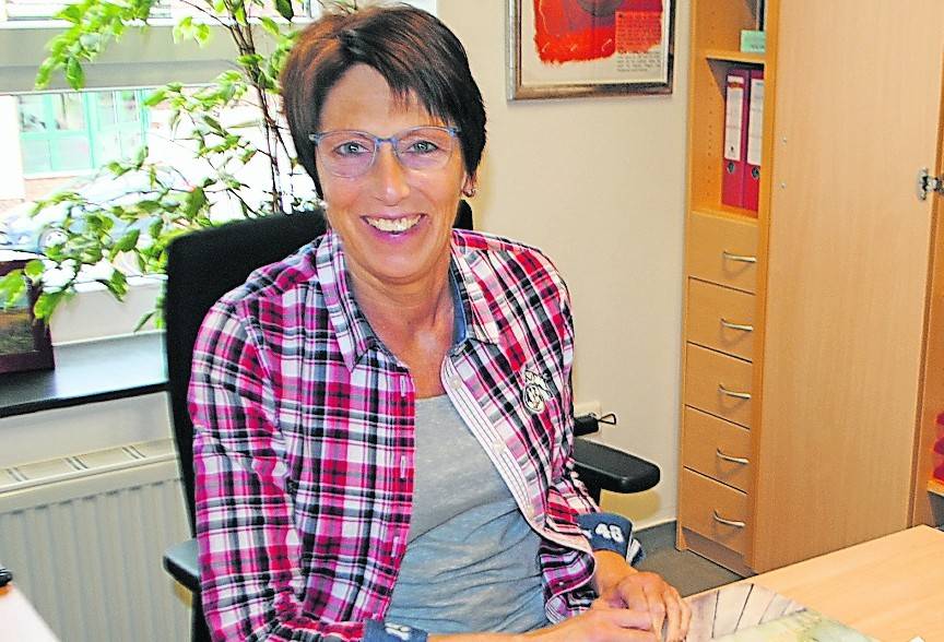  Astrid Robert präsentiert stolz in ihrem neuen Büro den Geißbock des 1. FC Köln auf ihrer Brust.  