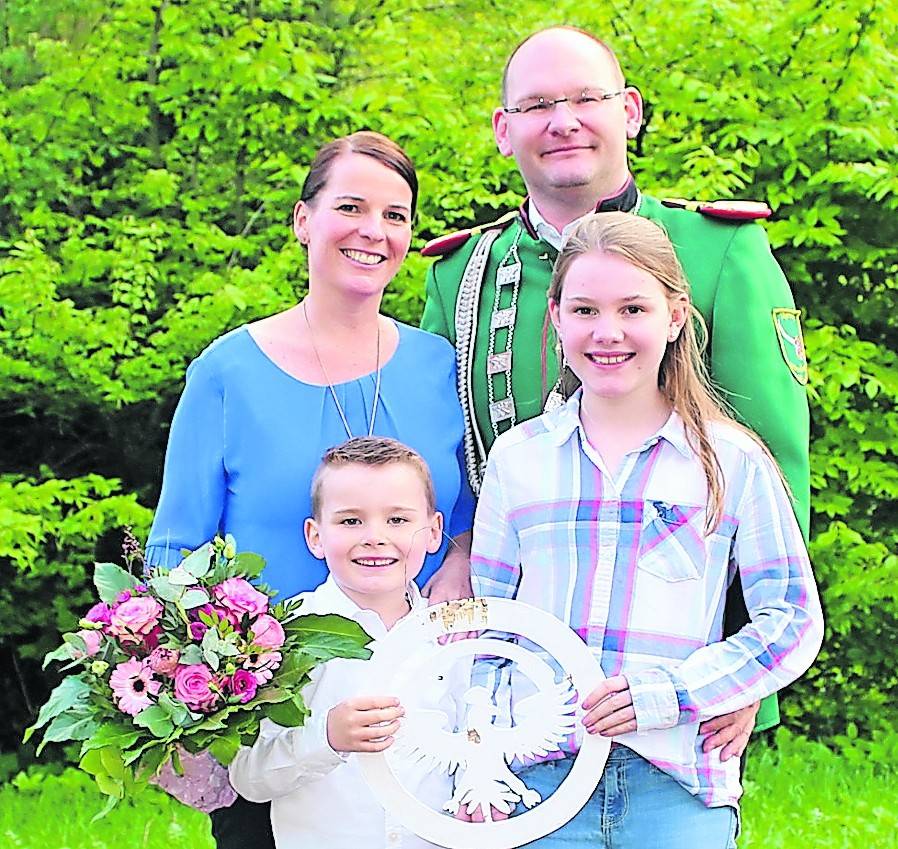  Das neue Königspaar: Vanessa und Michael Vieten mit ihren beiden Kindern.  