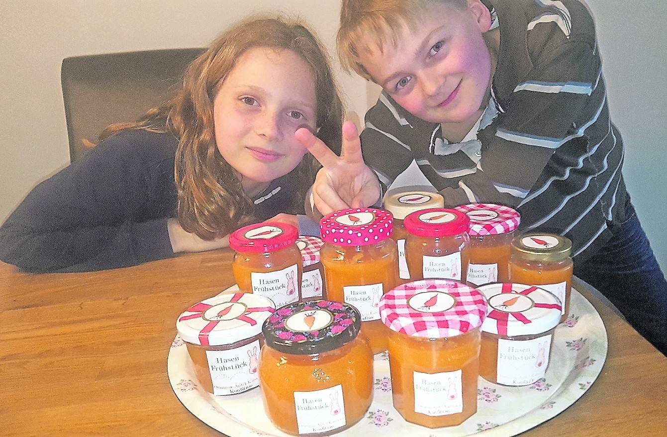 Niklas Allard und Tim Lebeda mit einigen der Ostermarmelade-Gläser, die beide Jungen in ihrer Freizeit gekocht und dann für die Ärmsten der Armen in Mosambik verkauft haben. Den Erlös überweisen sie nun aufs Spendenkonto. <![CDATA[]]>