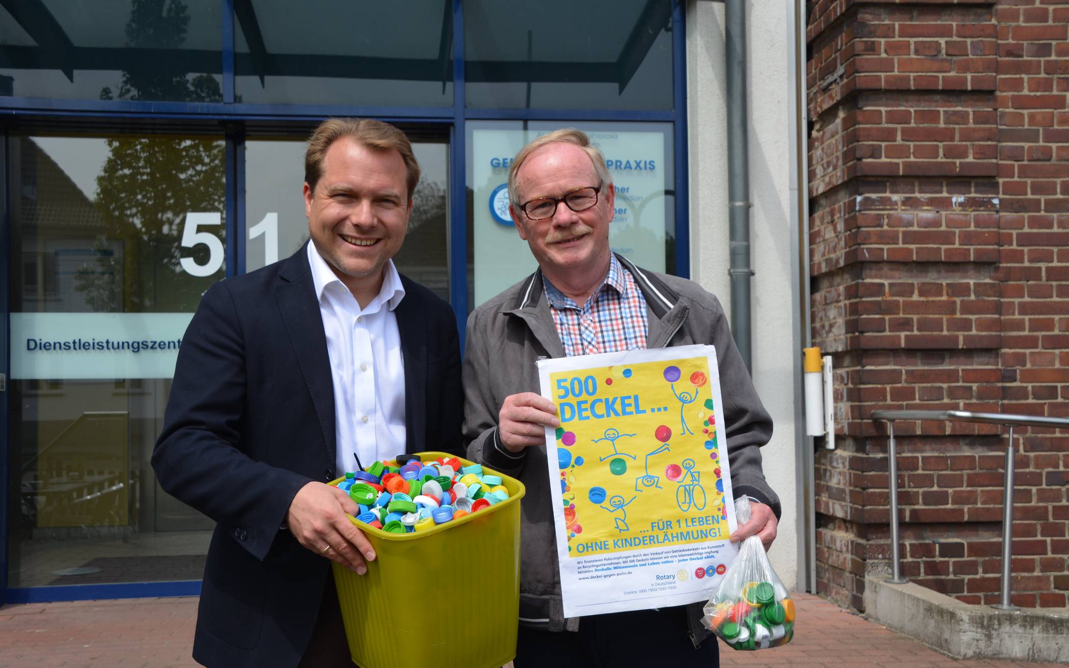  Bürgermeister Mertens bedankt sich bei Harry Marquardt für Idee und Einsatz zu der Deckel-Aktion in Roki.  