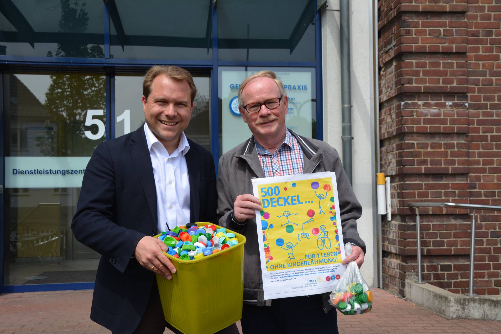  Bürgermeister Mertens bedankt sich bei Harry Marquardt für Idee und Einsatz zu der Deckel-Aktion in Roki.  