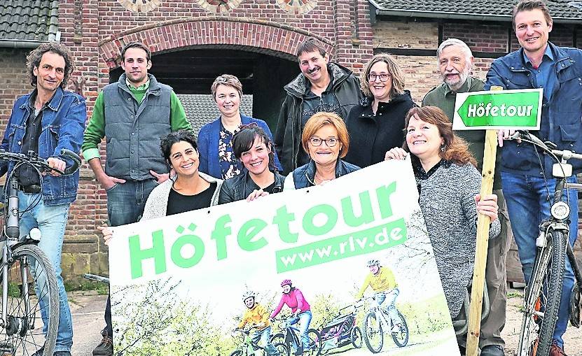   Joachim Kamphausen, Martin Franzen, Ria Lehnen, Peter Franzen, Sivia Hütten, Franz-Josef Essers, Heinz-Josef Hüttensitzend: Yvonne Jurado, Julia Maubach, Juliane Wahode nnd Gaby Kamp (von links).  