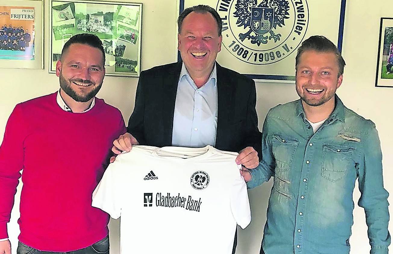 Christoph Coersten und Marcel Winkens trainieren ab der neuen Saison die erste Mannschaft des VfL. Hier mit Christooh Sommer, erster Vorsitzender des Vereins (mitte). <![CDATA[]]>