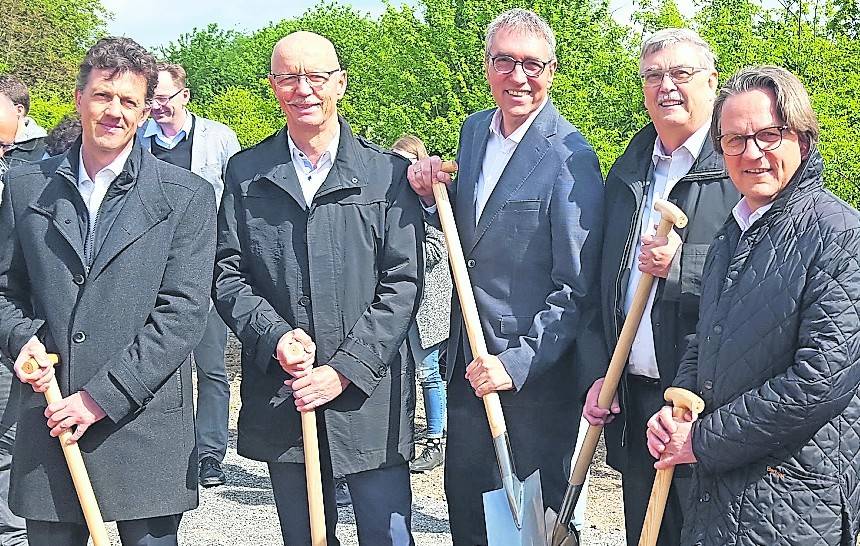  Bürgermeister Harald Zillikens (zweiter von links) beim Spatenstich zum ersten Teilstück des „Grünen Bands“.  