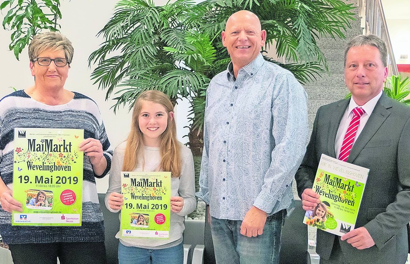  Vorfreude auf den Mai-Markt in der Gartenstadt: Bei der offiziellen Präsentation stand natürlich das Mai-Kind Cassandra (im Foto zwischen WIG-Chefin Anne Wansert-Engel und Pressesprecher Oliver Benke) im Blickpunkt.Mai-Kind Cassandra, das die WIG zusammen mit dem Erft-Kurier ermittelt hat, lächelt derzeit in der Gartenstadt von Plakaten und Broschüren.Das Königspaar Jens und Nicole Brandofsky hat seinen Kommen zugesagt.Der BV Wevelinghoven tritt unter seinem diesjährigen Motto „Asche Ade 2019“ an. Das Bild entstand am Ende der Saison beim inoffiziellen Spatenstich für den neuen Kunstrasenplatz.  