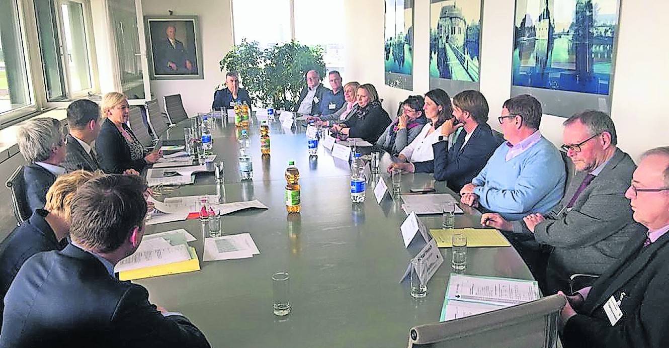  Heike Troles brachte die Fachleute des Grevenbroicher Jugendhilfe-Ausschusses mit den Akteuren des Landes-Familienministeriums zusammen.  
