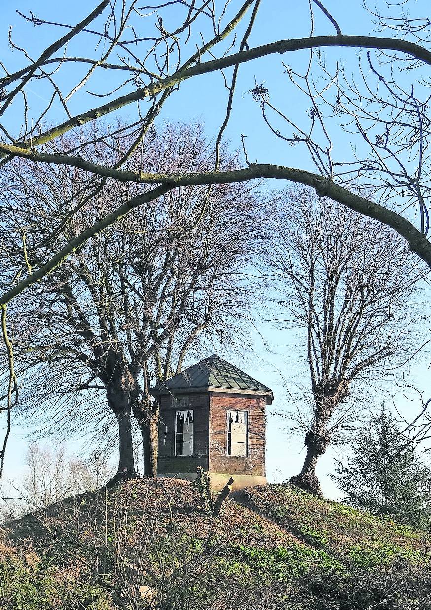 Zwei Bilder der Motte, die jetzt vom Heimat-Verein in den Blickpunkt gerückt wird.