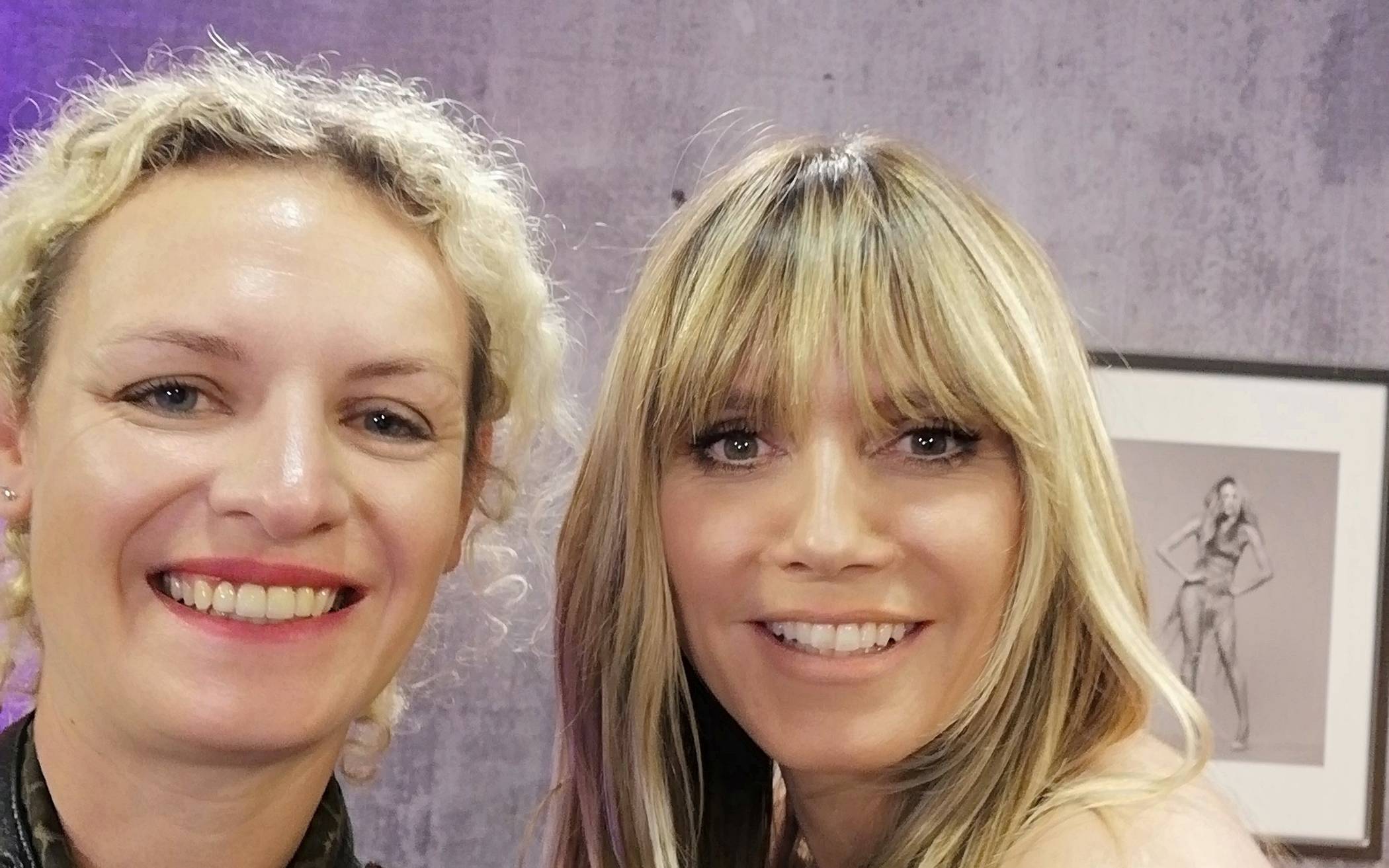 Unsere Redakteurin Julia Schäfer traf Heidi Klum in Düsseldorf vor dem Finale. Das Top-Model zeigte sich nahbar, zog sogar den Highheel (mit roter Sohle... Mode-Fans wissen, was das heißt) vom Fuß, um eine dicke Blase zu zeigen. <![CDATA[]]>