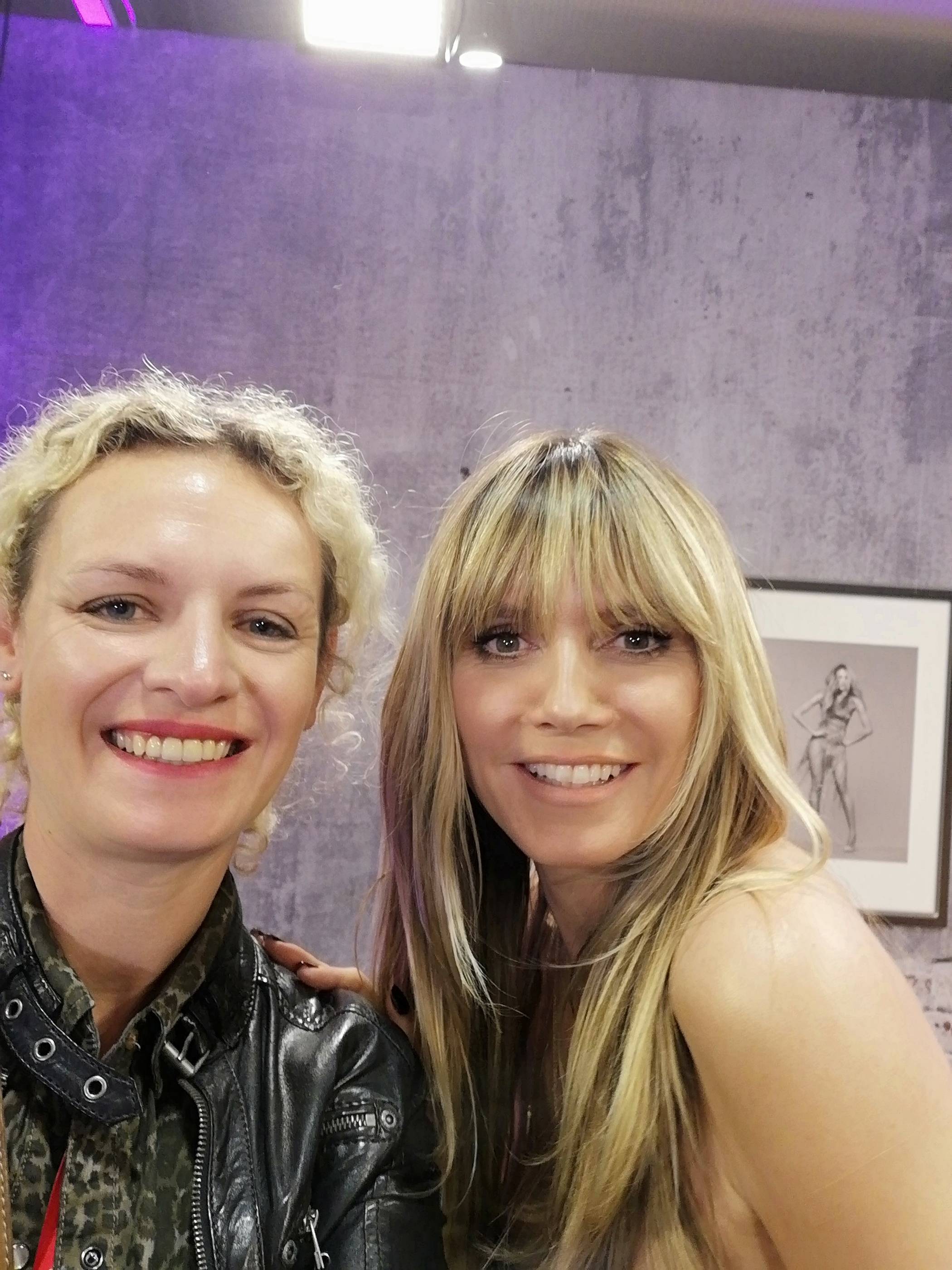  Unsere Redakteurin Julia Schäfer traf Heidi Klum in Düsseldorf vor dem Finale. Das Top-Model zeigte sich nahbar, zog sogar den Highheel (mit roter Sohle... Mode-Fans wissen, was das heißt) vom Fuß, um eine dicke Blase zu zeigen.  