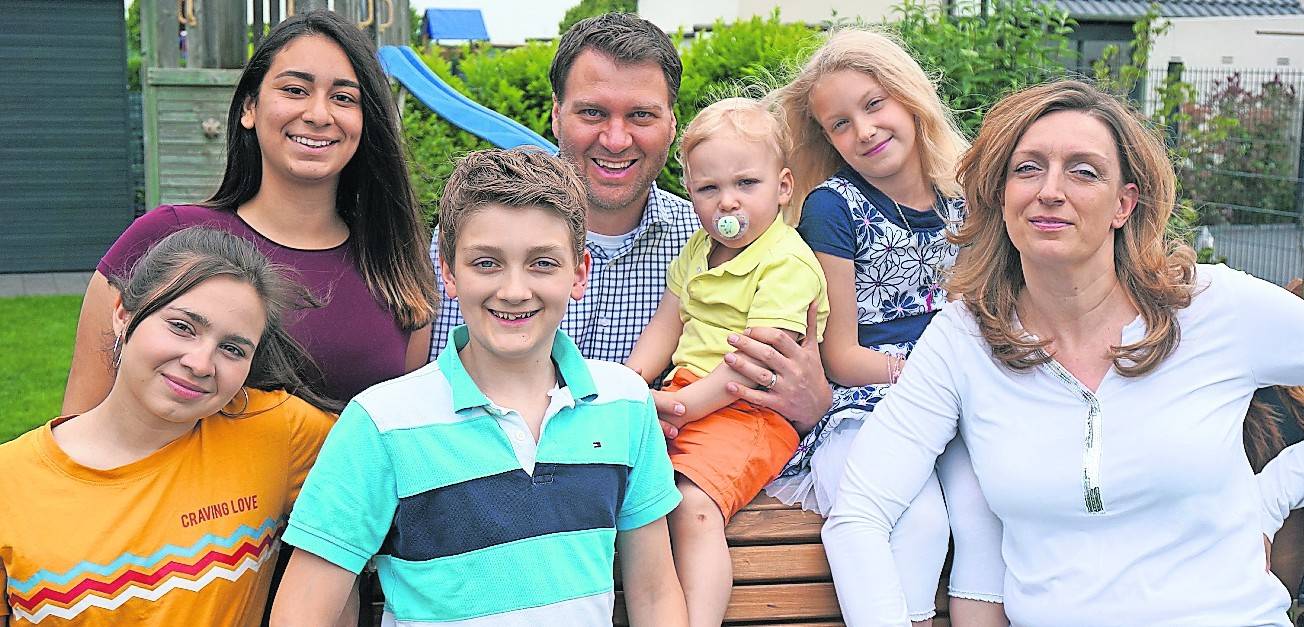 Die Familie Beuters mit Mama Simone (rechts) und Papa Manuel (mitte) den eigenen Kindern und den beiden Austauschschülerinnen Augustina (links unten) und Tatiana (oben links).