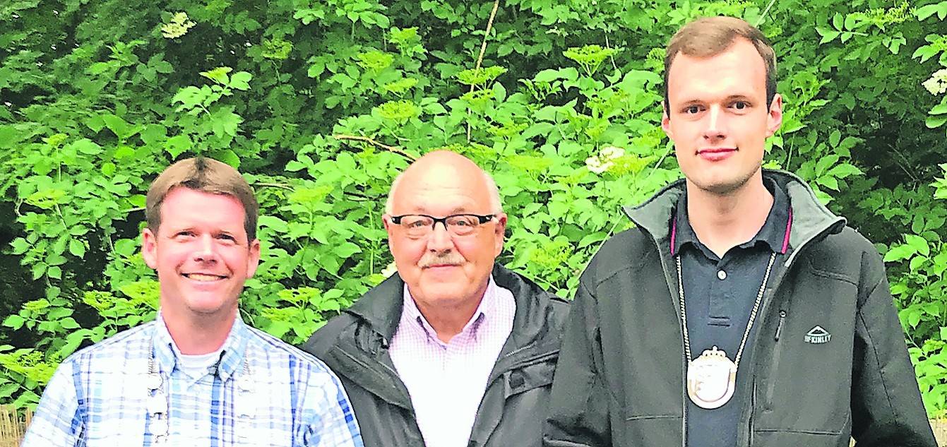   Bruderschaftskönig Ralf Pelle mit Bruderschaftsprinz Alexander Koch und Brudermeister Heinz-Werner Vetten.Neuer König mit dem 69. Schuss wurde Dirk Lützler.Neuer Prinz wurde Lukas Pelle aus Ramrath. 
