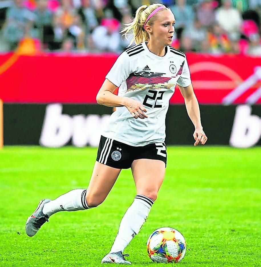  Turid Knaak im Nationaldress und in Zivil im heimischen Garten. Ihr großer, fast schon aufgegebener Traum wird heute in Rennes wahr. Der Erft-Kurier wird sie durch den sportlichen Event begleiten. 