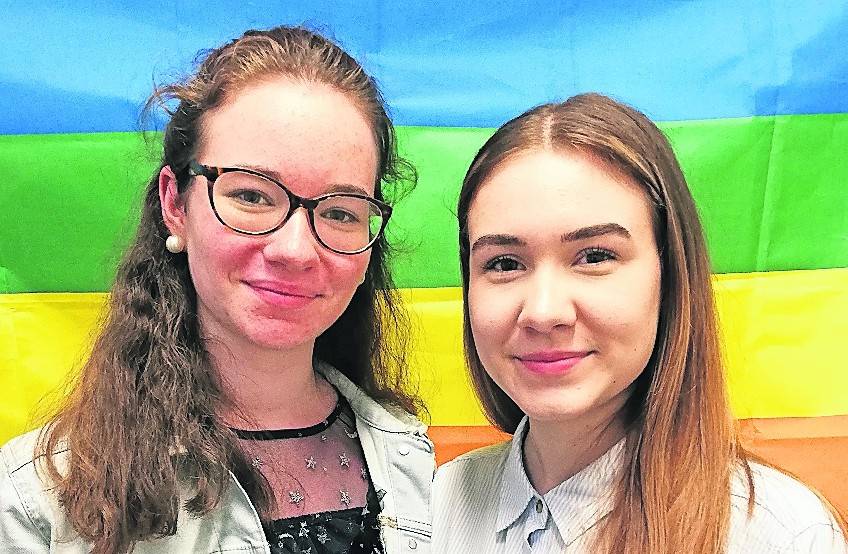  JUlia Schillings (links) und Elena Lepka kämpfen für mehr Respekt udn Toleranz am Erasmus-Gymnasium.  