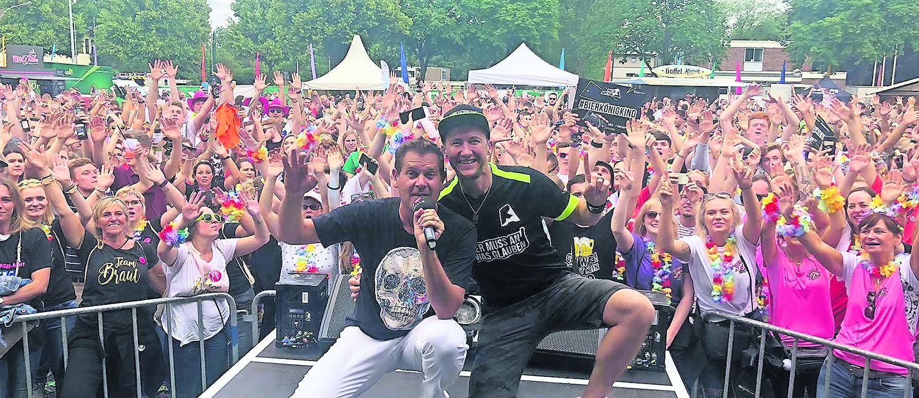  Gut gelaunt Mallorca-Stars kamen nach Grevenbroich und machten mit nicht minder gut gelaunten Gästen eine gut gelaunte Musik- und Party-Sause über den Schützenplatz.  