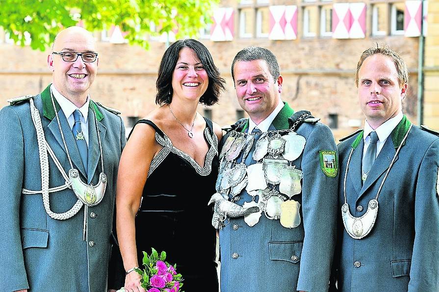  Das kommende Königspaar Frank und Yvonne Esser zusammen mit seinen beiden Adjutanten.  