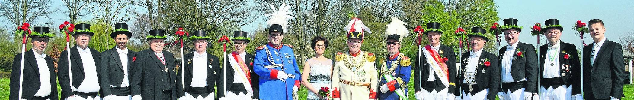  Das kommende Oekovener Königspaar umgeben von seinen Getreuen aus den Reihen der Grenadiere. Beide bringen ein großes Maß an „Fachwissen“ rund um das Königsspiel mit. 