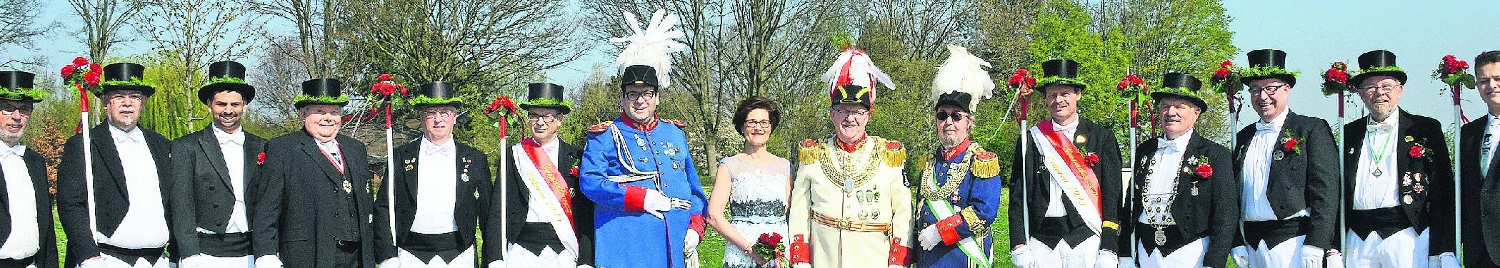 Grenadiere stellen Schützenkönig und ermöglichen Fahnen-Sanierung