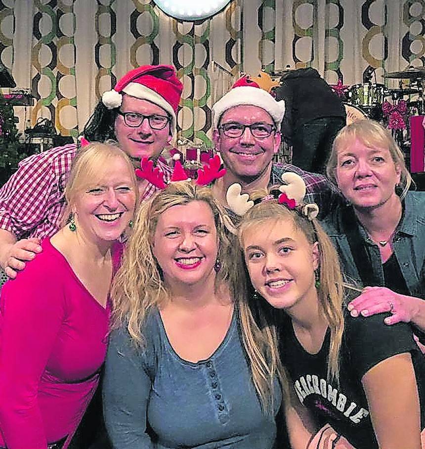  Brigitte und Melanie (vorne rechts; dahinter Ehemann und Papa Markus) sind Stammgäste beim „Weihnachtskonzert“ des „Meisters“ in Köln. Daneben die Nachbarn, die Wevelinghovenerin mit dem „Horn-Virus“ infizierte. Guildo Horn ist ein Musiker ganz eigener Klasse. Bei ihm wird die größte Schnulze auf einmal „mitsingbar“. 