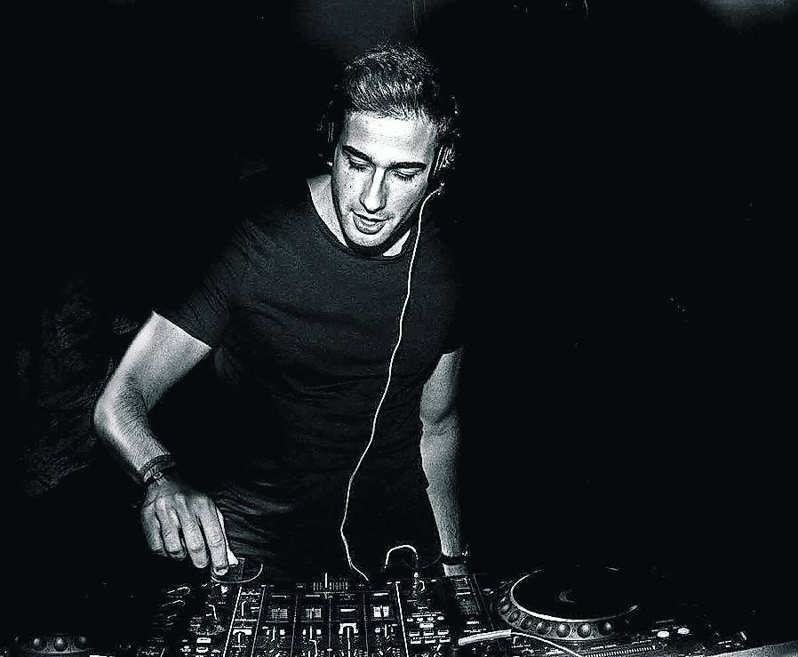   Brandon kennt man als „Resident“ aus dem „Kölner Bootshaus“, der zum achtbesten Club der Welt gewählten Party-Stätte. Timbo ist Mitgründer des „Electrisize Festivals“. 