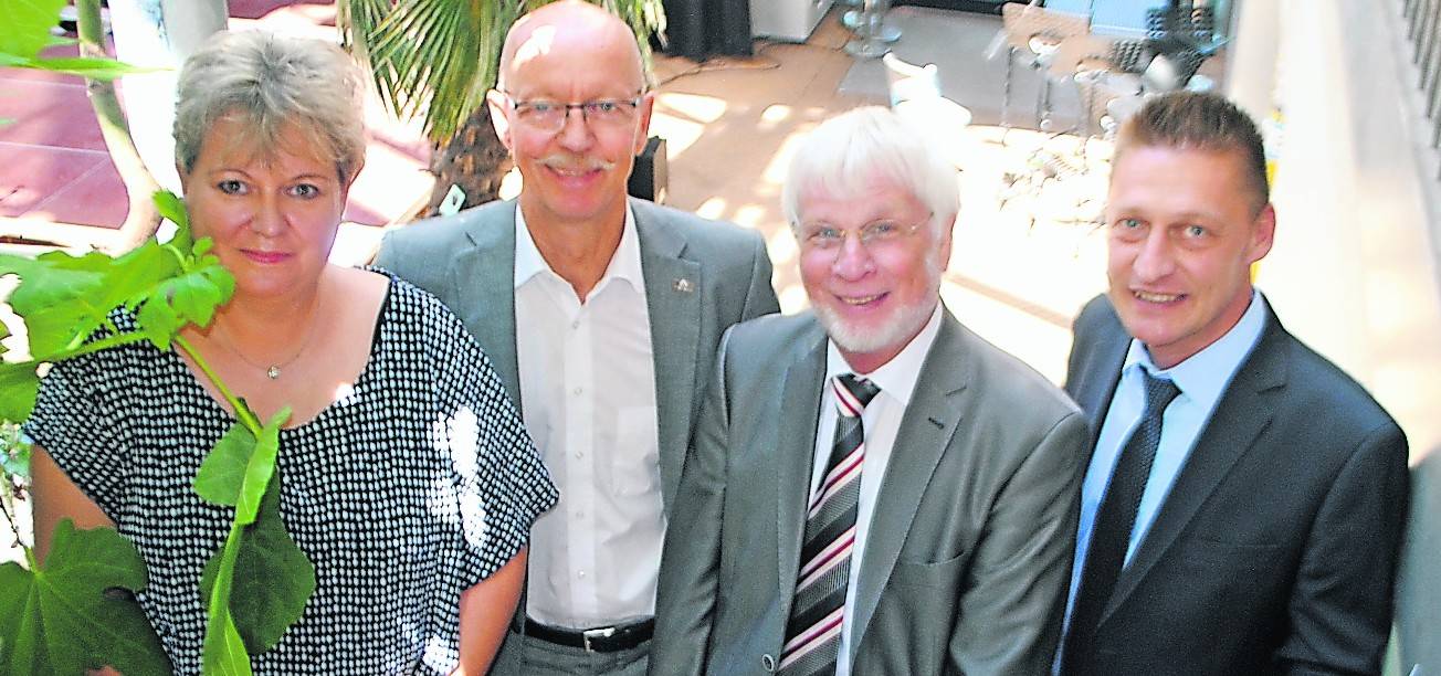  Monika Thouet, Schulleiterin des Gymnasiums, gemeinsam mit Bürgermeister Harald Zillikens, Gerd Acker, ehemaliger Schulleiter und Marcus Hübner, stellvertretender Schulleiter.  