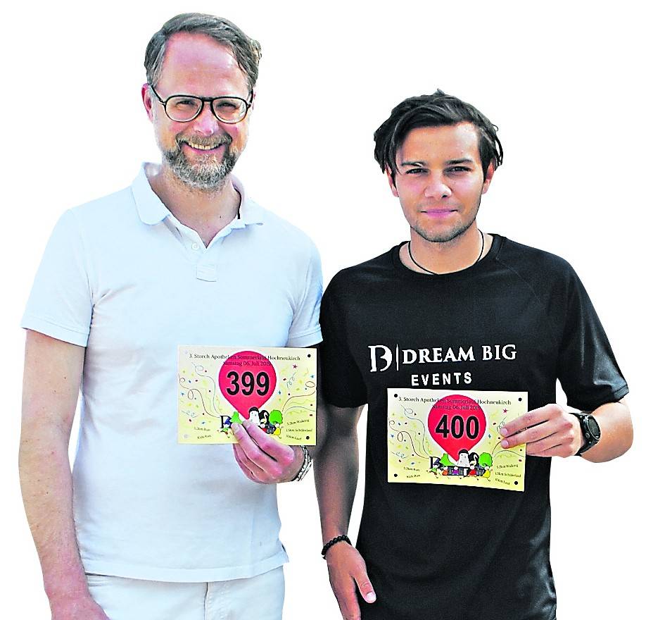 Christian Erkenbrecher, Inhaber der Stroch-Apotheke, mit Robin Pesch, Dream Big-Ogrnisator des Sommerlaufs. <![CDATA[]]>