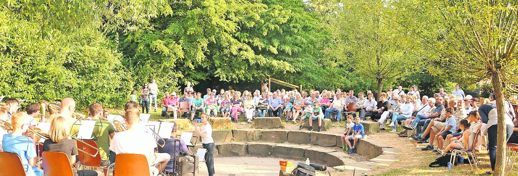  Fanfaren zum „School is out“:: Konzert mitten im Grünen