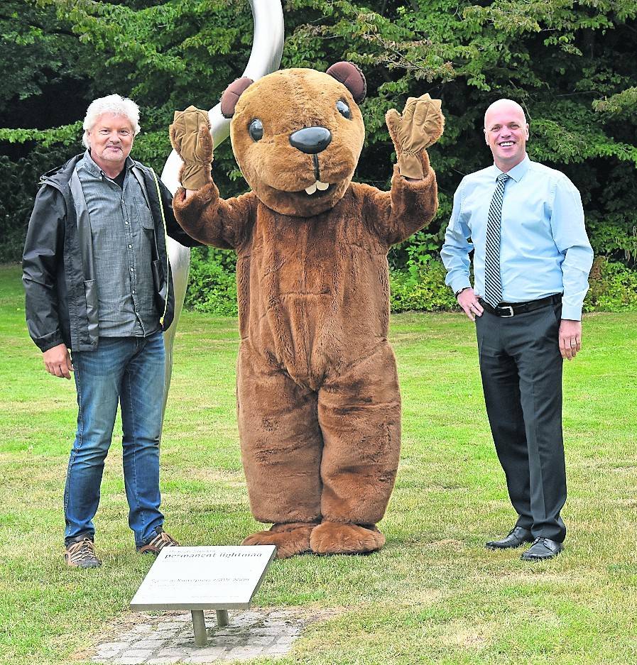 Am Eingang zum ehemaligen Landes-Garten-Schau-Gelände: Bürgermeister Klaus Krützen, Heinz Laumann und Beni Biber, 1995 Maskottchen der Schau.  