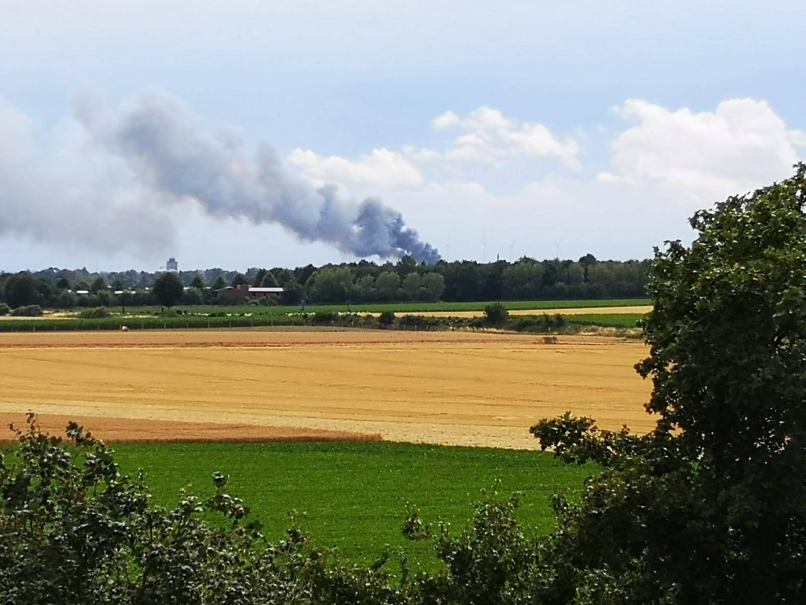 Lagerhalle im Vollbrand: Polizei ermittelt