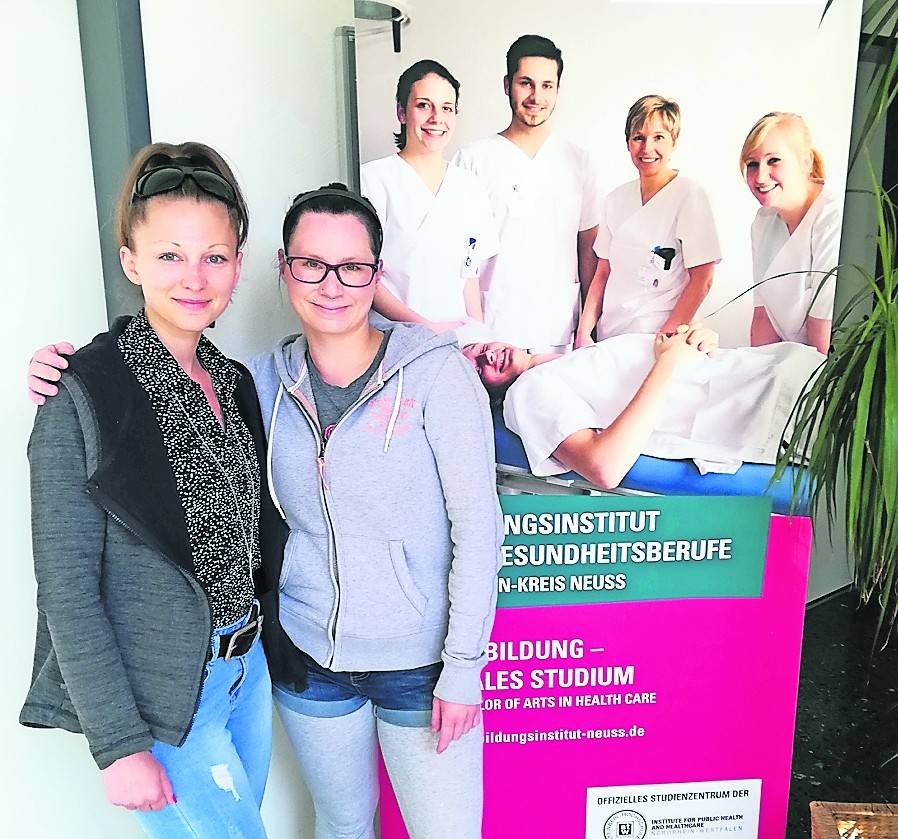 Angelika Michel (links) und Julia Vaara (rechts) absolvieren ihre Ausbildung zur Gesundheits- und Krankenpflegerin in Teilzeit, dafür über vier Jahre. <![CDATA[]]>