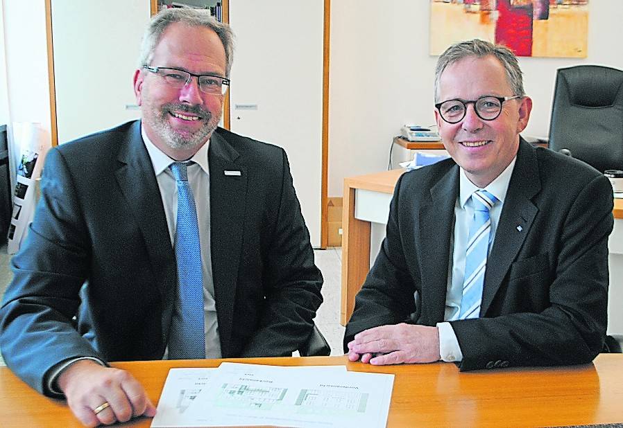 Vorstandsmitglied Jörg Holz und Vorstandsvorsitzender Volker Leisten sprechen über die Neubau-Pläne der Volksbank-Filiale in Jüchen. <![CDATA[]]>