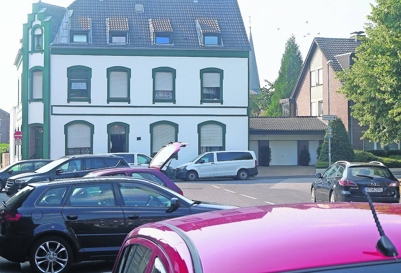  Nur ein Beispiel von vielen im Stadtgebiet: Das „Kanönchen“ in Neurath wurde zu einem „Vermietungsbetrieb“ für Monteurzimmer. Das sei, so Stadtsprecher Stephan Renner, „nicht erlaubnisbedürftig und anzeigepflichtig“. Somit habe die Stadt auch keine Erkenntnisse von einer Überbelegung. Auf jeden Fall habe sie „keine Handhabe, um einzuschreiten“. Das soll mit der neuen Wohnraumschutzsatzung anders werden. Derweil beschweren sich die Anlieger der Gürather Straße über zunehmendes Park-Chaos: Zu den Leiharbeiter-Fahrzeugen kommen nämlich die der Besucher der gut laufenden, benachbarten Pizzeria hinzu, so dass Anwohner oft nicht mehr auf ihr Grundstück kommen. Hier spricht Renner vom „mäßigen Parkdruck“. Bisher habe es dort nur zehn Verwarnungen und keine einzige „Fremdanzeige“ (wenn Bürger falsch parkende Autos per Foto und Uhrzeit der Stadt melden) gegeben.  