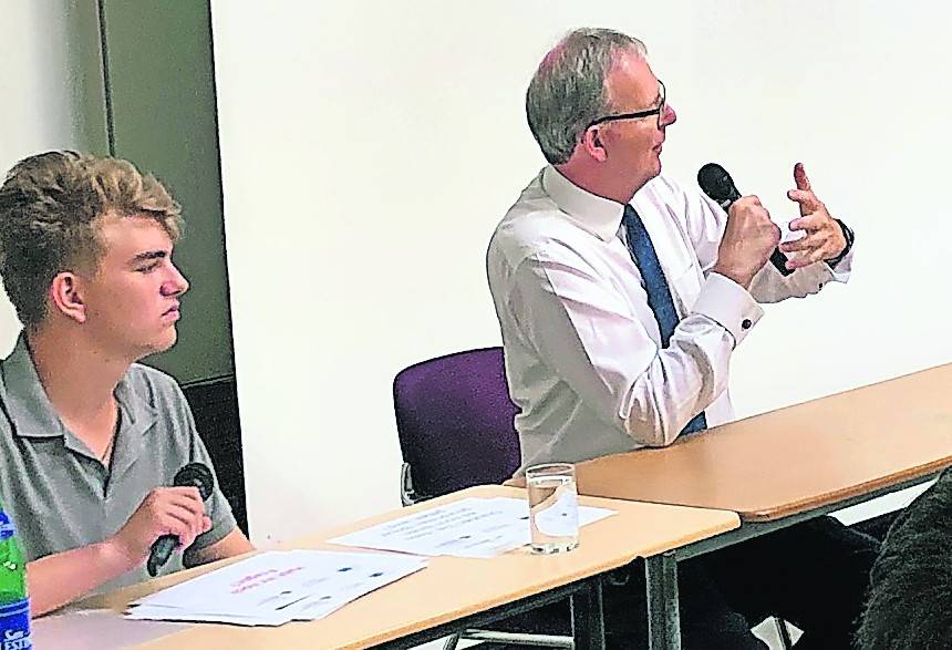  Rechts Europa-Politiker Axel Voss, links Jonas Klus vom Schülersprecherteam. 