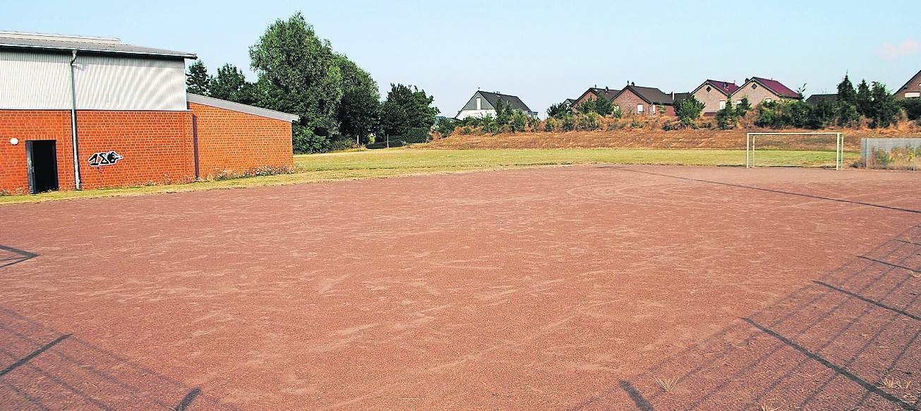 Jugendgeschäftsführer Sven Heumann, SV-Vorsitzender Herbert Brockerhoff und Wolfgang Huth vom SV-Vorstand verkünden: Das Kleinspielfeld in Otzenrath soll zu einem Kunstrasenplatz umfunktioniert werden. <![CDATA[]]>