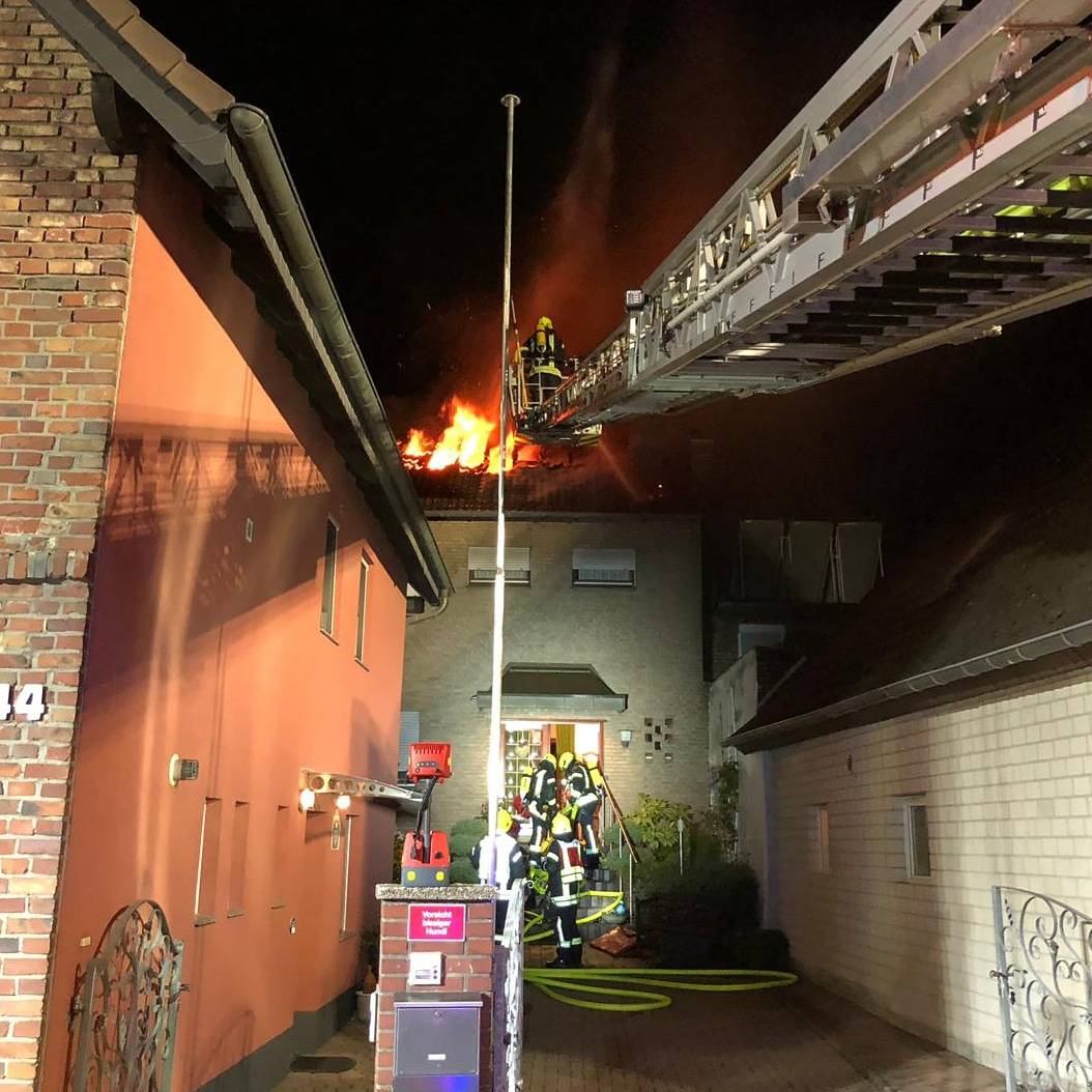 Polizei geht von technischem Defekt aus bei Dachstuhlbrand in Jüchen aus