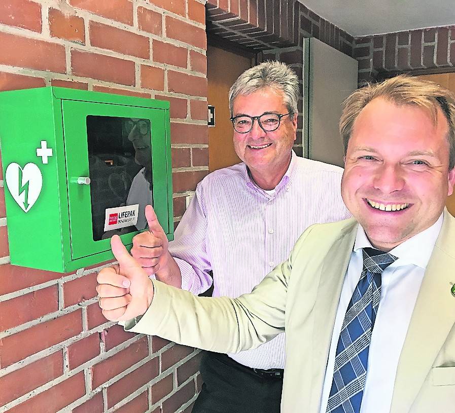 Gemeinde installiert Defibrillatoren in den Turnhallen im Gillbach-Land