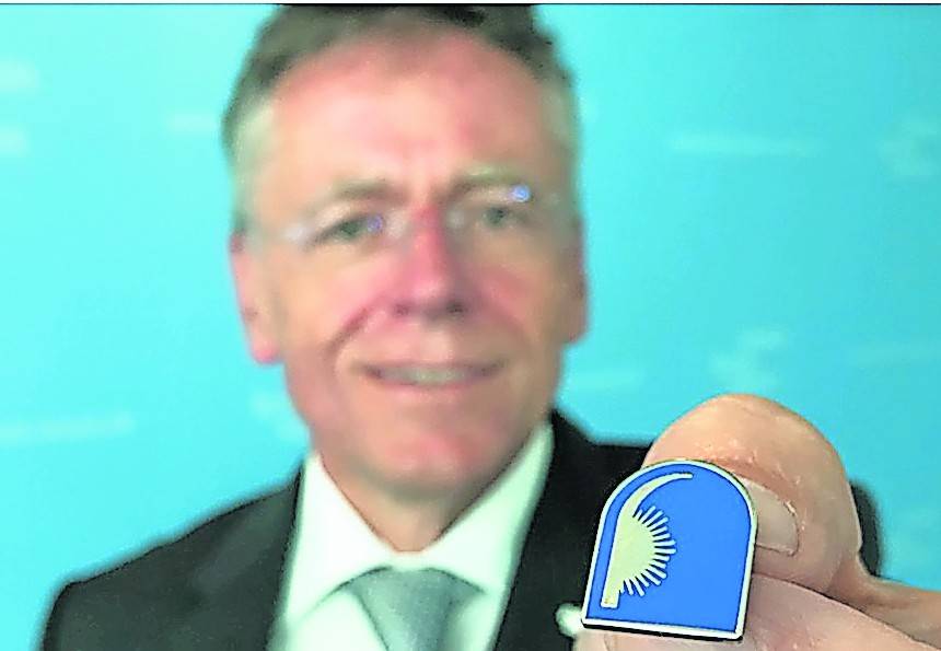  Landrat Hans-Jürgen Petrauschke bleibt in diesem Foto bewusst unscharf. Der Blick soll so auf das „Blaulicht für Retter“ gelenkt werden. Auch Klaus Krützen, Harald Zillikens und Martin Mertens unterstützen diese Aktion.  