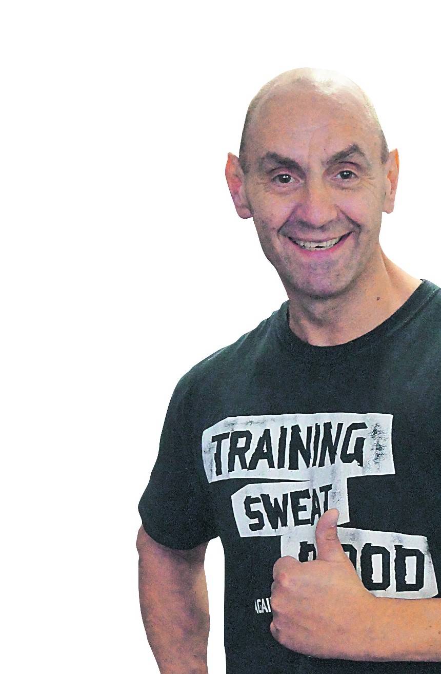  „Training, Sweat, Blood against Cancer“ steht auf den T-Shirts und Trainingsjacken. René de Byl (links) hat den Kampf gegen und die Aufklärung über Krebs zu seiner Lebensaufgabe gemacht: „500.000 neue Krebsfälle gibt es jedes Jahr in Deutschland. 50 Prozent davon könnten vermieden werden“, macht er seine Motivation deutlich. Er unterstützt Uli Stein (rechts) und sein Team auch bei „Grevenbroich bewegt sich“. <![CDATA[]]>